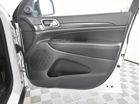 Used 2018 Jeep Grand Cherokee Laredo image 12