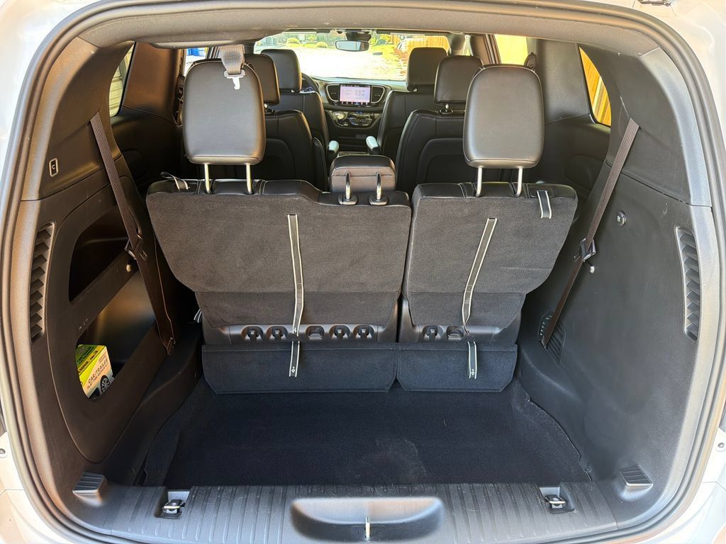 Used 2024 Chrysler Pacifica Touring-L w/ S Appearance Package FWD image 33