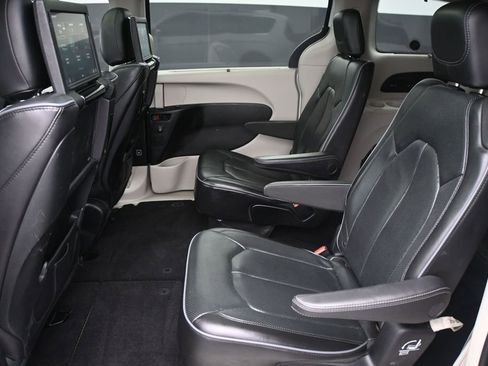 Used 2018 Chrysler Pacifica Limited w/ Advanced Safetytec Group FWD image 11