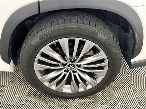Used 2021 Toyota Highlander Platinum image 24