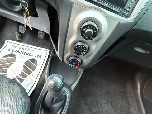 Used 2011 Toyota Yaris 2-Door Hatchback image 17