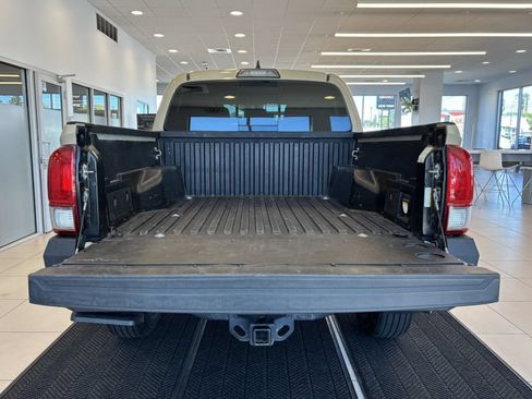 Used 2017 Toyota Tacoma TRD Off-Road w/ Premium & Technology Package AWD/4WD image 9