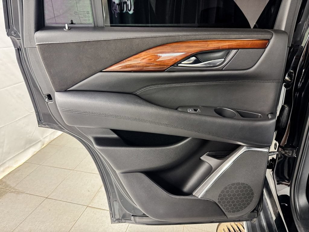 Used 2017 Cadillac Escalade Luxury AWD/4WD image 15