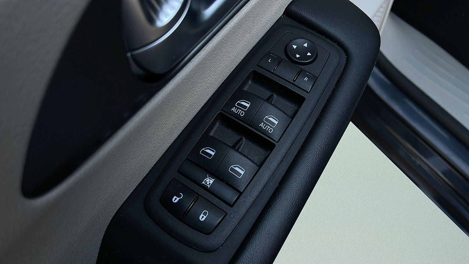 Used 2023 Chrysler Pacifica Touring-L FWD image 22