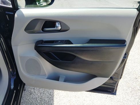 Used 2022 Chrysler Pacifica Touring-L FWD image 33