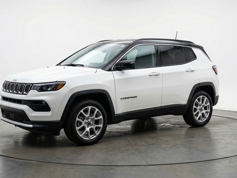 Used 2025 Jeep Compass Limited image 3