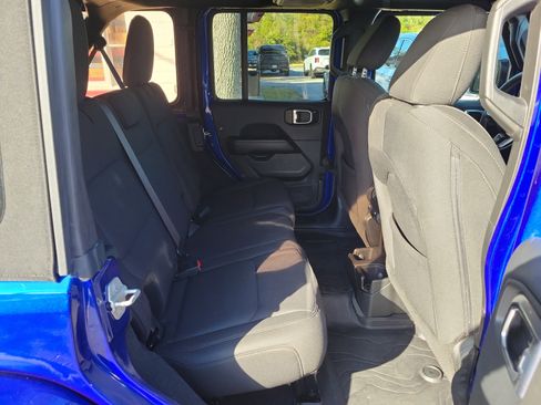 Used 2018 Jeep Wrangler Unlimited Sahara image 12