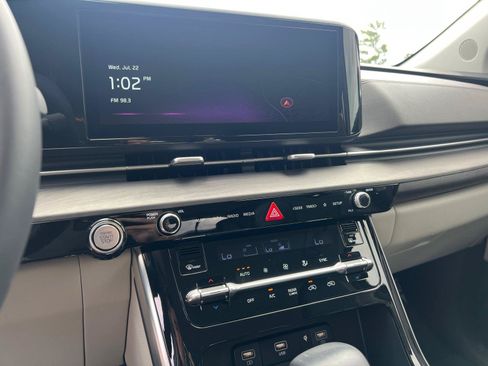 Used 2024 Kia Carnival EX FWD image 29