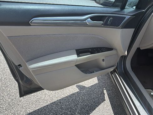 Used 2017 Ford Fusion SE FWD image 14