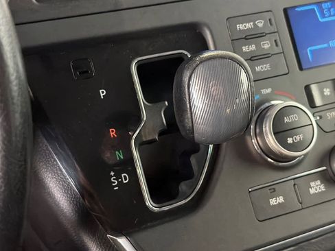 Used 2015 Toyota Sienna SE image 24