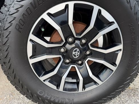Used 2021 Toyota Tacoma TRD Sport w/ TRD Premium Sport Package AWD/4WD image 20