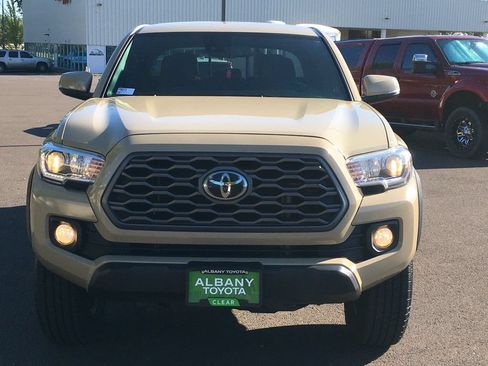 Used 2020 Toyota Tacoma TRD Off-Road AWD/4WD image 10