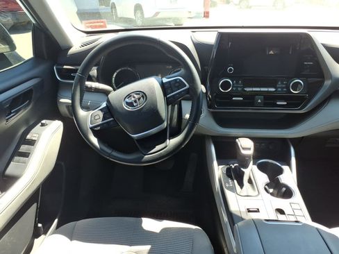 Certified 2023 Toyota Highlander LE FWD image 9