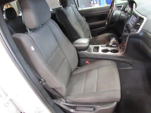 Used 2021 Jeep Grand Cherokee Laredo AWD/4WD image 24