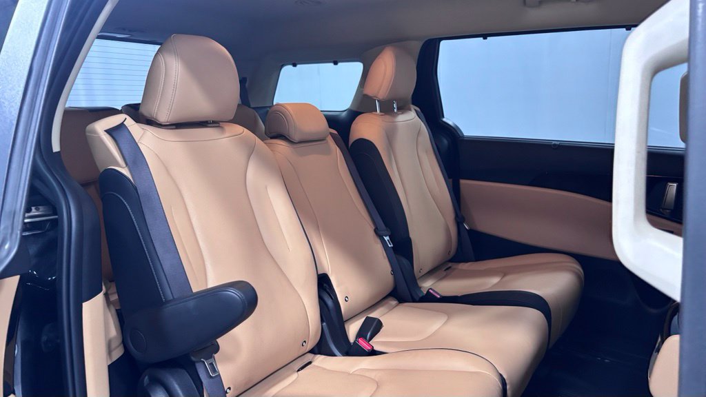 Used 2024 Kia Carnival EX FWD image 25