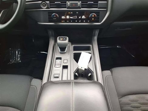 Used 2024 Nissan Pathfinder S image 11