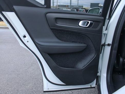 Used 2025 Volvo XC40 B5 Plus image 32