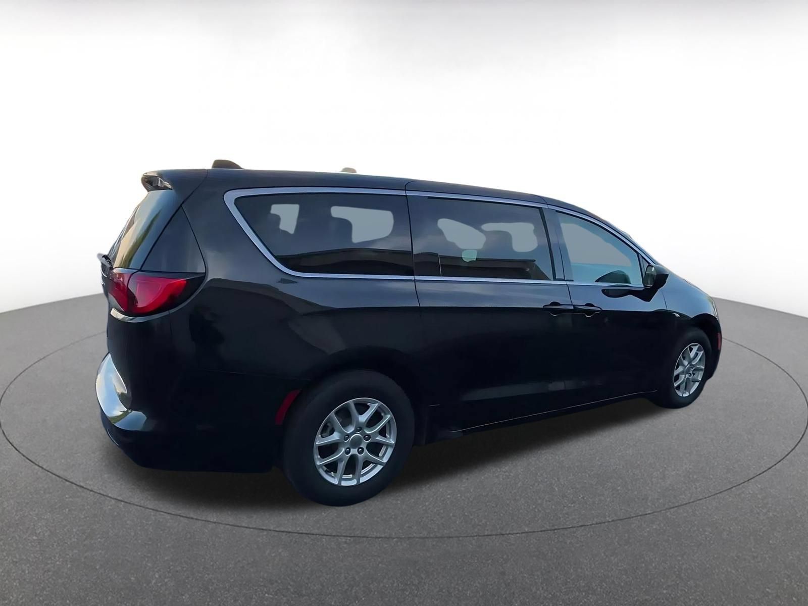 Used 2023 Chrysler Voyager LX FWD image 14