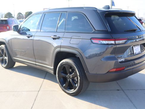 Used 2024 Jeep Grand Cherokee Limited w/ Black Appearance Package image 7