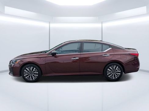 Used 2024 Nissan Altima 2.5 SV FWD image 6