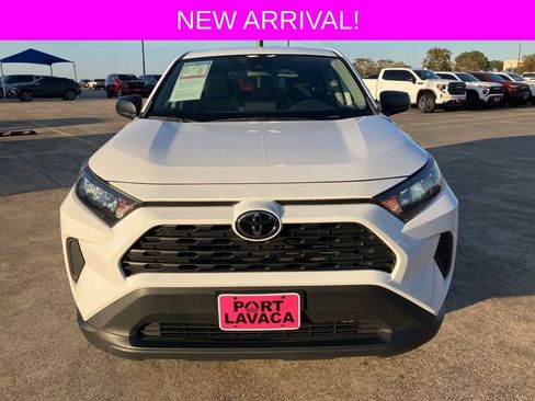 Used 2022 Toyota RAV4 LE image 2