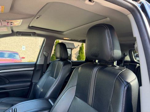 Used 2017 Toyota Highlander XLE AWD/4WD image 13