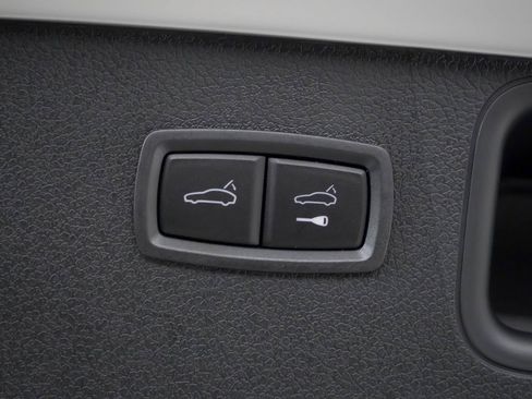 Certified 2025 Porsche Macan image 14