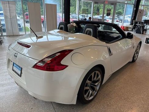 Used 2014 Nissan 370Z Touring RWD image 5