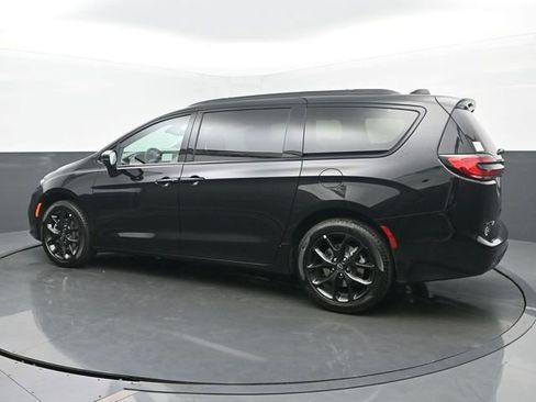 New 2026 Chrysler Pacifica Select w/ S Appearance Package image 3