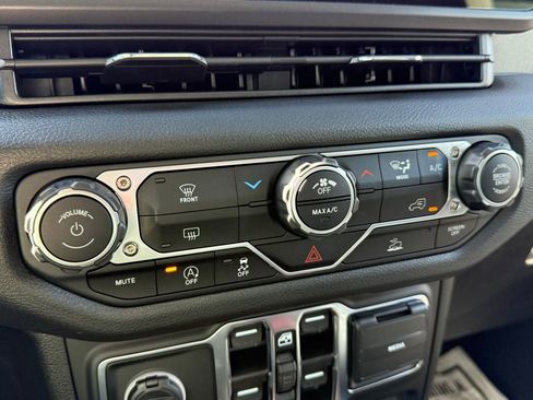 New 2025 Jeep Gladiator Sport image 21