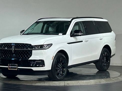 New 2026 Lincoln Navigator Reserve w/ Jet Appearance Package AWD/4WD image 4