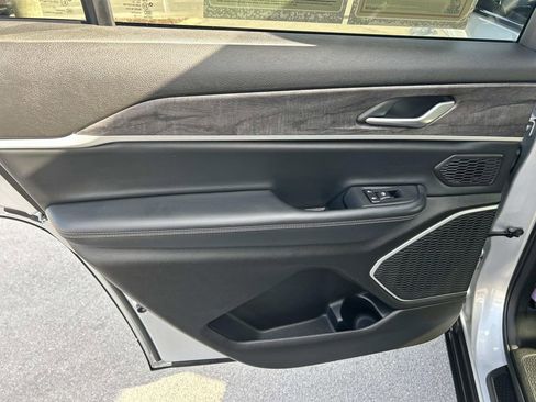 Used 2022 Jeep Grand Cherokee L Limited image 23