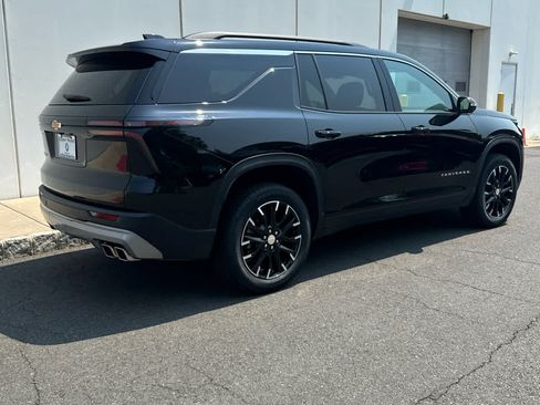 Used 2025 Chevrolet Traverse LT w/ Sun and Wheel Package FWD image 5