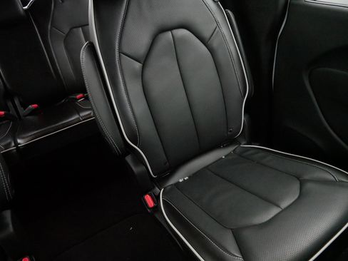 Used 2024 Chrysler Pacifica Limited w/ S Appearance Package image 14