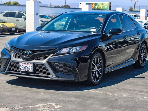 Used 2023 Toyota Camry SE FWD image 3