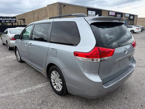 Used 2014 Toyota Sienna XLE w/ XLE Premium Package FWD image 2