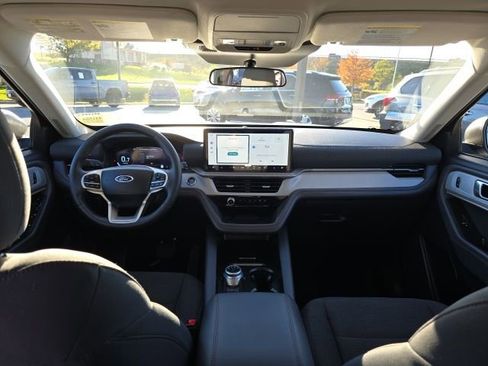 Used 2025 Ford Explorer Active AWD/4WD image 14