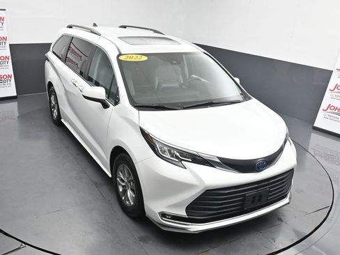 Used 2022 Toyota Sienna XLE image 10