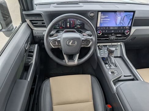 Used 2025 Lexus GX 550 image 3
