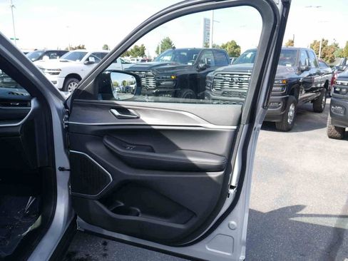 New 2025 Jeep Grand Cherokee Limited w/ Luxury Tech Group II image 19