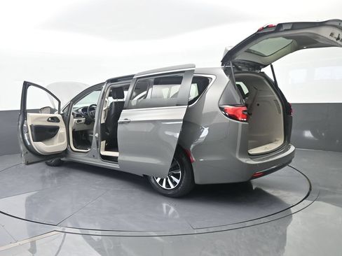 Used 2022 Chrysler Pacifica Touring-L FWD image 79