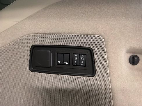 Certified 2025 Cadillac Escalade Premium Luxury Platinum w/ LPO, Radiant Package RWD image 24