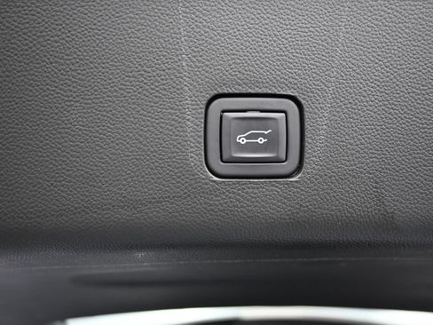 Used 2023 Chevrolet Traverse Premier AWD/4WD image 37