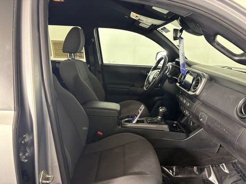 Used 2019 Toyota Tacoma TRD Sport w/ Technology Package AWD/4WD image 32
