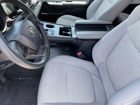 Used 2025 Toyota Sienna LE FWD image 21