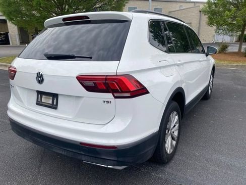 Used 2018 Volkswagen Tiguan SE w/ Panoramic Sunroof Package FWD image 4