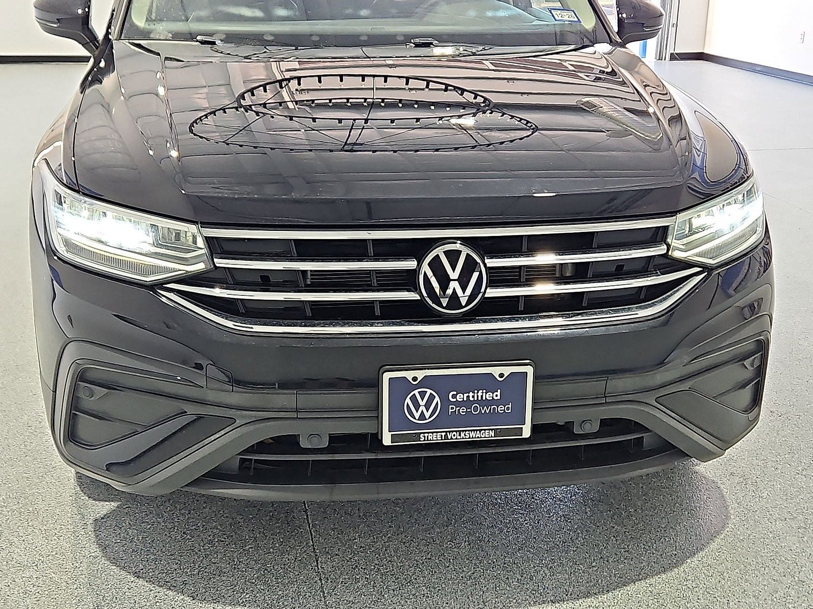 Certified 2024 Volkswagen Tiguan SE FWD image 10