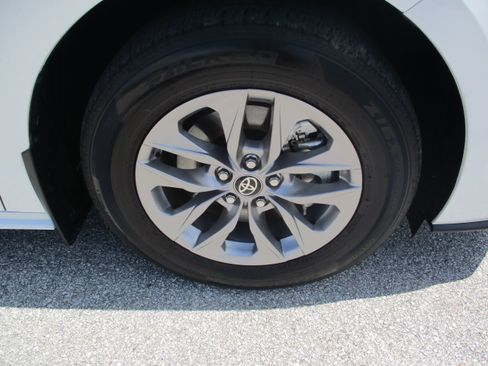 Used 2025 Toyota Sienna XLE FWD image 9