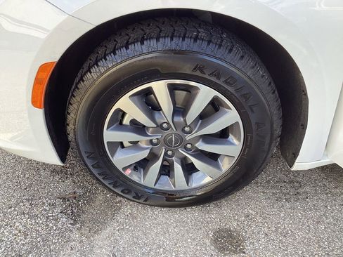 Used 2024 Chrysler Pacifica Select image 43