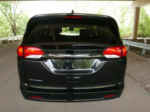Used 2022 Chrysler Voyager LX image 29